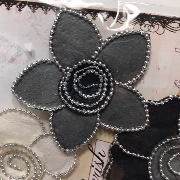 Crafters Bundle of Flowers & Clips - Picture 6 of 9